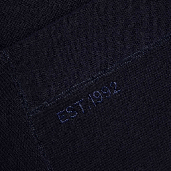 Close-up of ‘EST. 1992’ embroidery on Lanzera Club Crewneck sweatshirt in Navy Clásico.
