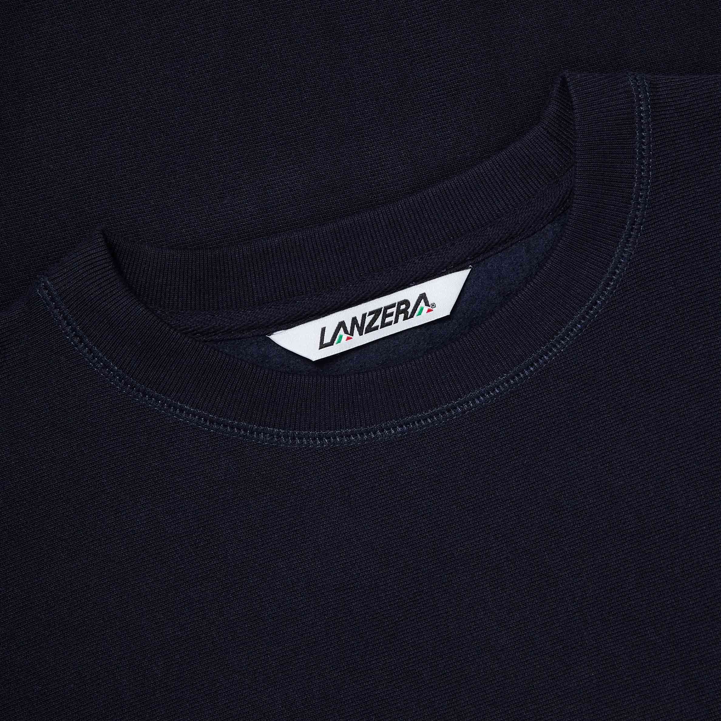 Close-up of ribbed collar and neck tag on Lanzera Club Crewneck sweatshirt in Navy Clásico.