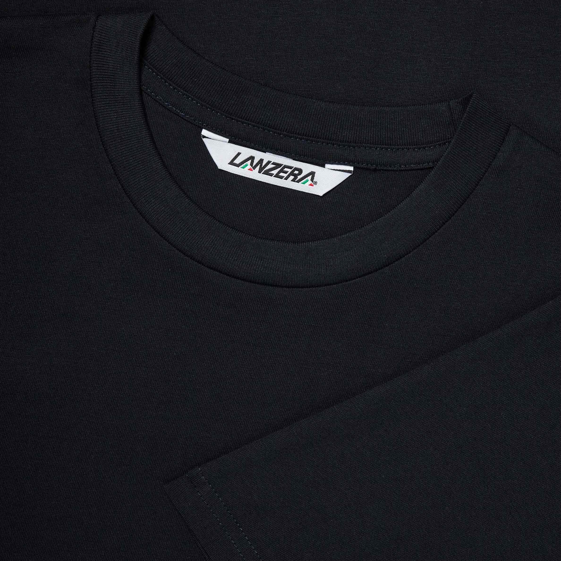 Detailed view of the neckline of the Lanzera Club Tee in Navy Clásico, featuring a ribbed crew neck collar with reinforced stitching for durability and a comfortable fit. The inside label displays the Lanzera branding.